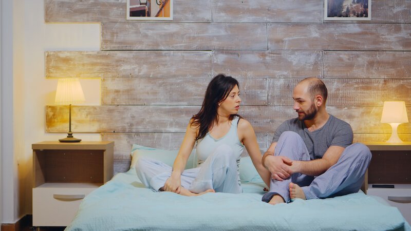 Un couple au lit et qui se dispute