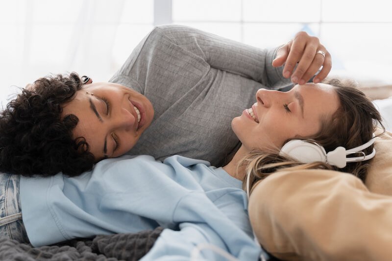 Couple de femmes homosexuelles souriantes