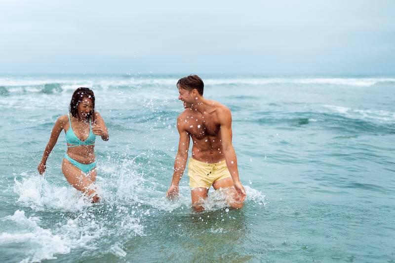 Homme et femme amoureux à la mer