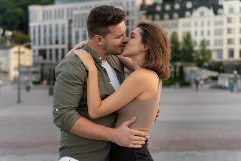 couple amoureux qui s'embrasse